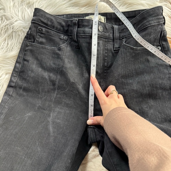 Madewell Curvy Kick Out Crop Jean in black Rinse Wash - Picture 13 of 14